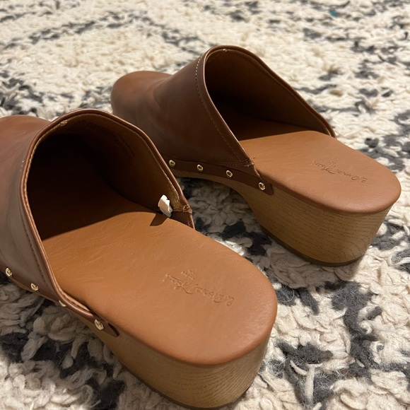 Universal Thread Clogs - Picture 5 of 6